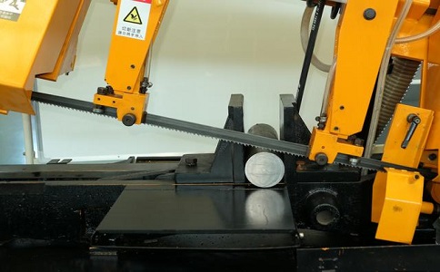 上高数控带锯床自动送料精度会出现偏差吗？