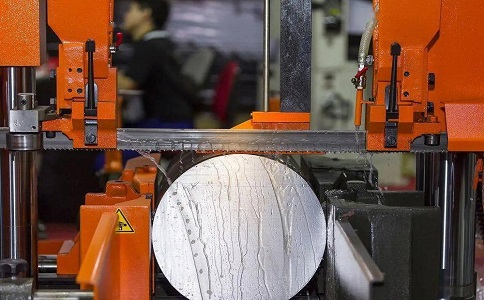 上高立式金属带锯床切削出现跑带故障解决方法！